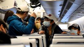 ¿Crees que los cubrebocas te protegerán del coronavirus en un vuelo? Este experto te tiene una mala noticia