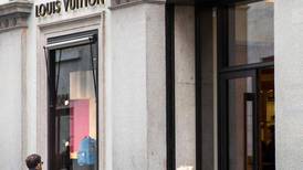 ¡A Louis Vuitton lo ‘bolsearon’! Roban artículos por 500 mil dólares en tienda de EU