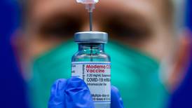 Moderna ‘defiende’ vacuna COVID: asegura que efectividad dura seis meses con esquema completo