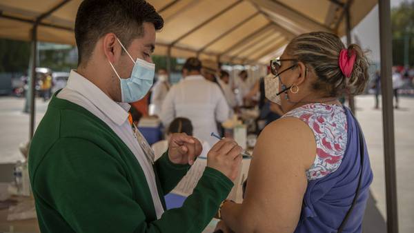 México suma 298,037 dosis aplicadas de vacunas COVID; van 23.1 millones en total