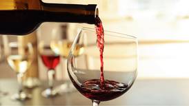 Estos son los 4 errores más comunes al elegir una botella de vino, según una sommelier 