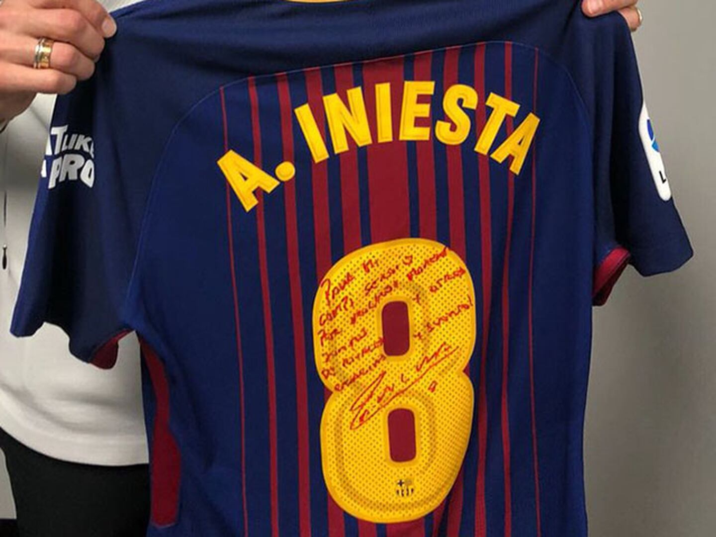 Sergio Ramos tiene la última camiseta de Iniesta en un clásico