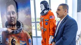 El astronauta mexicano, José Hernández, alienta a jóvenes en Miami a perseguir sus sueños