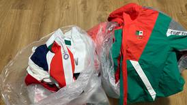 Federación Mexicana de Softbol advierte sanciones por los uniformes en la basura
