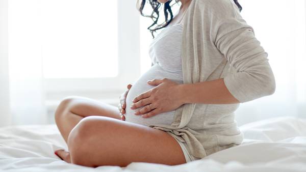 Mujeres embarazadas transmiten inmunidad a bebés tras recibir vacunas COVID: estudio