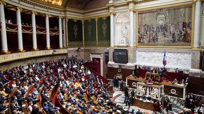 Francia aprueba primero de tres pasos para legalizar el aborto en la Constitución