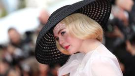 Elle Fanning luce recreación de 'New Look' de Dior en Cannes