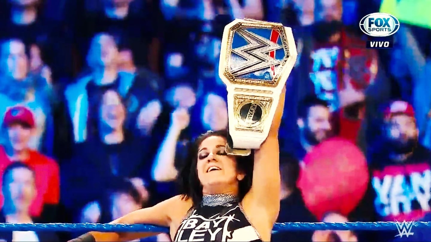 ¡Bayley retuvo el Campeonato Femenino de SmackDown en medio de la polémica!