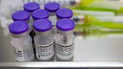 Vacunas COVID: Pfizer genera más anticuerpos que Sinovac, la cual podría necesitar una tercera dosis