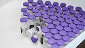 Tercera dosis de vacuna ‘neutraliza’ a variante ómicron, afirman Pfizer y BioNTech