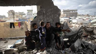 Guerra en Gaza: Bombardeos dejan 23 mil 700 palestinos muertos, más de 10 mil niñas y niños
