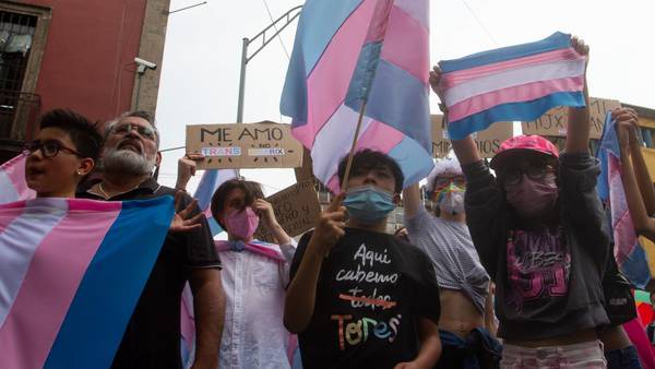 Marcha por la Memoria Trans: Policía de CDMX encapsula a manifestantes