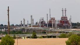 Construcción de refinerías genera riesgo crediticio para Pemex, advierte Moody's