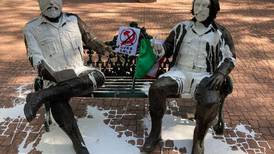 Vandalizan estatuas de Castro y el ‘Che’ con mensaje contra AMLO
