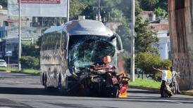 Autobús embiste vehículos en Veracruz: hay 2 muertos y 14 heridos