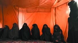 Talibanes activan nueva prohibición: las mujeres no pueden viajar sin compañía