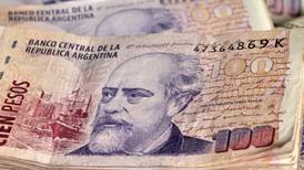 Bolsa argentina gana más de 10% tras desplome histórico; el peso no encuentra el 'piso'