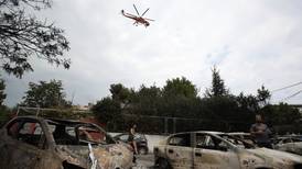 Suman al menos 74 muertos por incendios forestales en Grecia