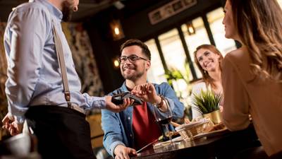 ¿Se cobran impuestos de las propinas de los restaurantes? Esto dice el SAT 