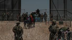 Gobers republicanos ‘le siguen el juego’ a Abbott: Blindan con más soldados frontera con México