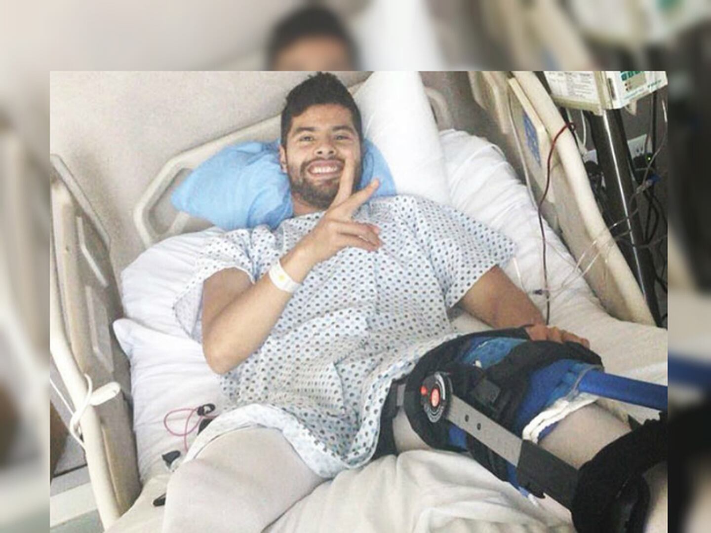 La primera imagen de Néstor Araujo después de la operación