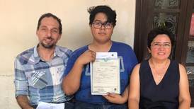 Entregan primera acta de nacimiento a joven transgénero en Yucatán