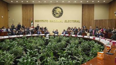 INE avala formato de obtención de firmas para consulta sobre juicio a expresidentes
