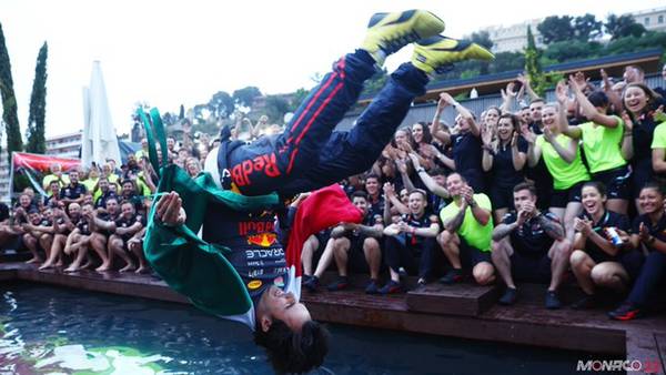 ¡Cumple la apuesta! ‘Checo’ Pérez se avienta a piscina tras ganar el GP de Mónaco