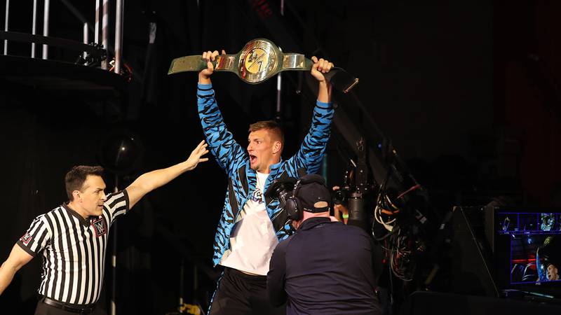 ¡Impresionante! Rob Gronkowski se convirtió en el nuevo campeón 24/7 en WrestleMania 36