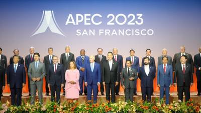 ¿Otra vez ‘compas’? Biden reúne a AMLO y Dina Boluarte en foto oficial de APEC