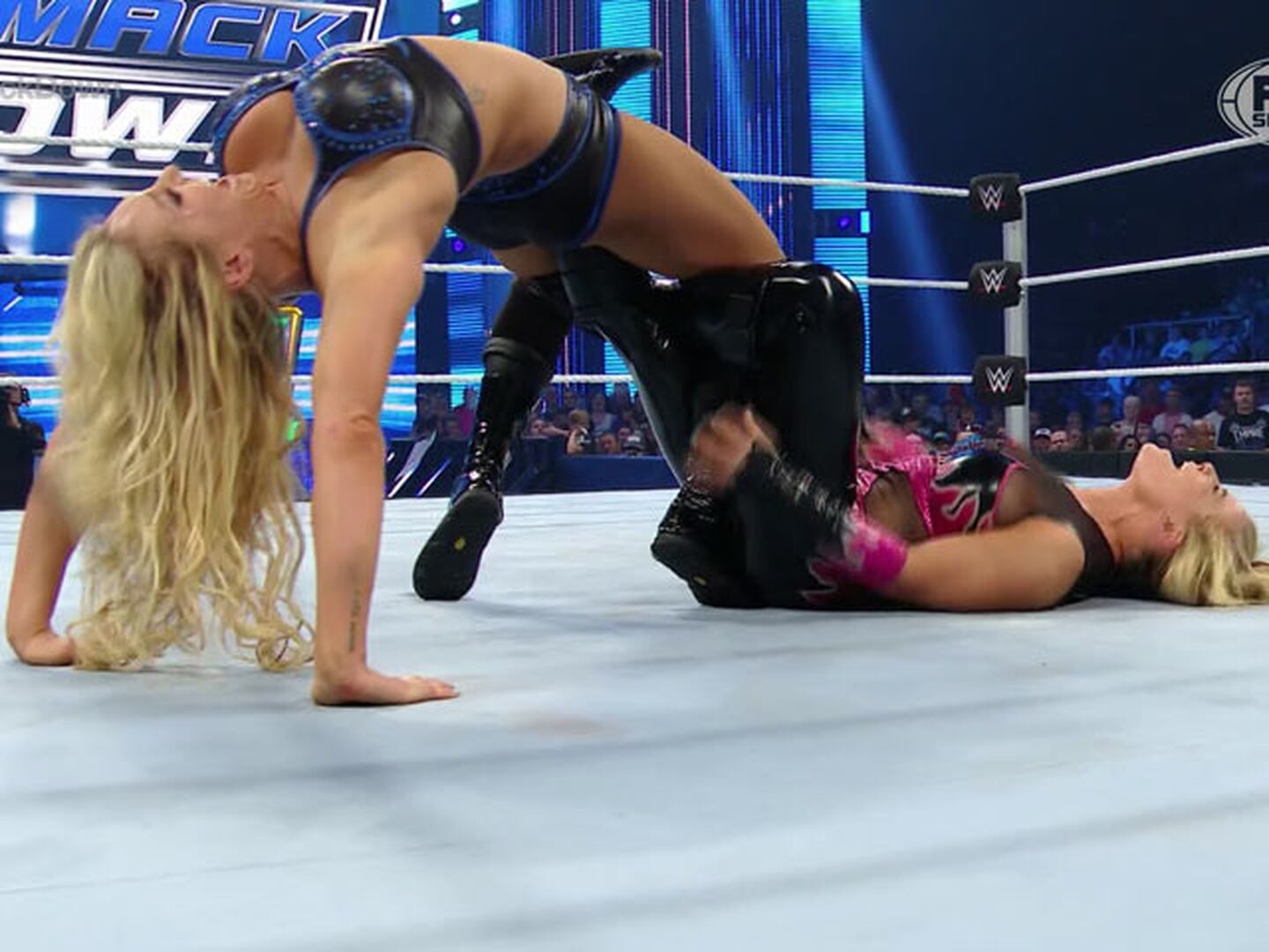 Charlotte hizo de las suyas para derrotar a Natalya