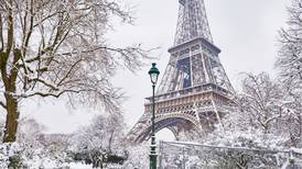 Oh, mon dieu! Torre Eiffel aparece 'congelada' por ola de frío en Europa