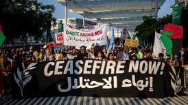 ‘Alto al fuego en Gaza’: Manifestación en la COP28 de Dubái por guerra en Palestina