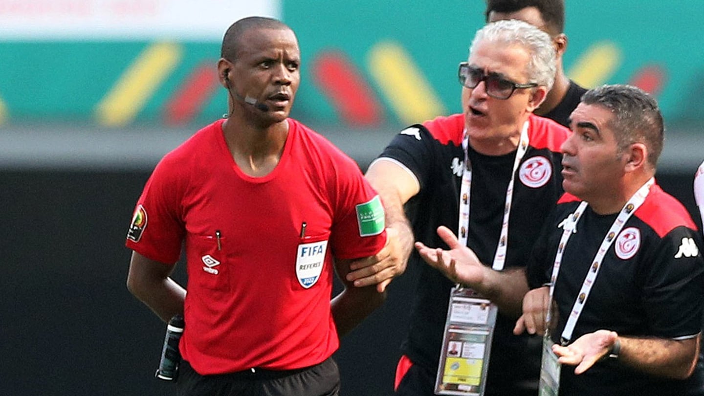 Janny Sikazwe pitó dos veces el final del partido antes de tiempo (Reuters)
