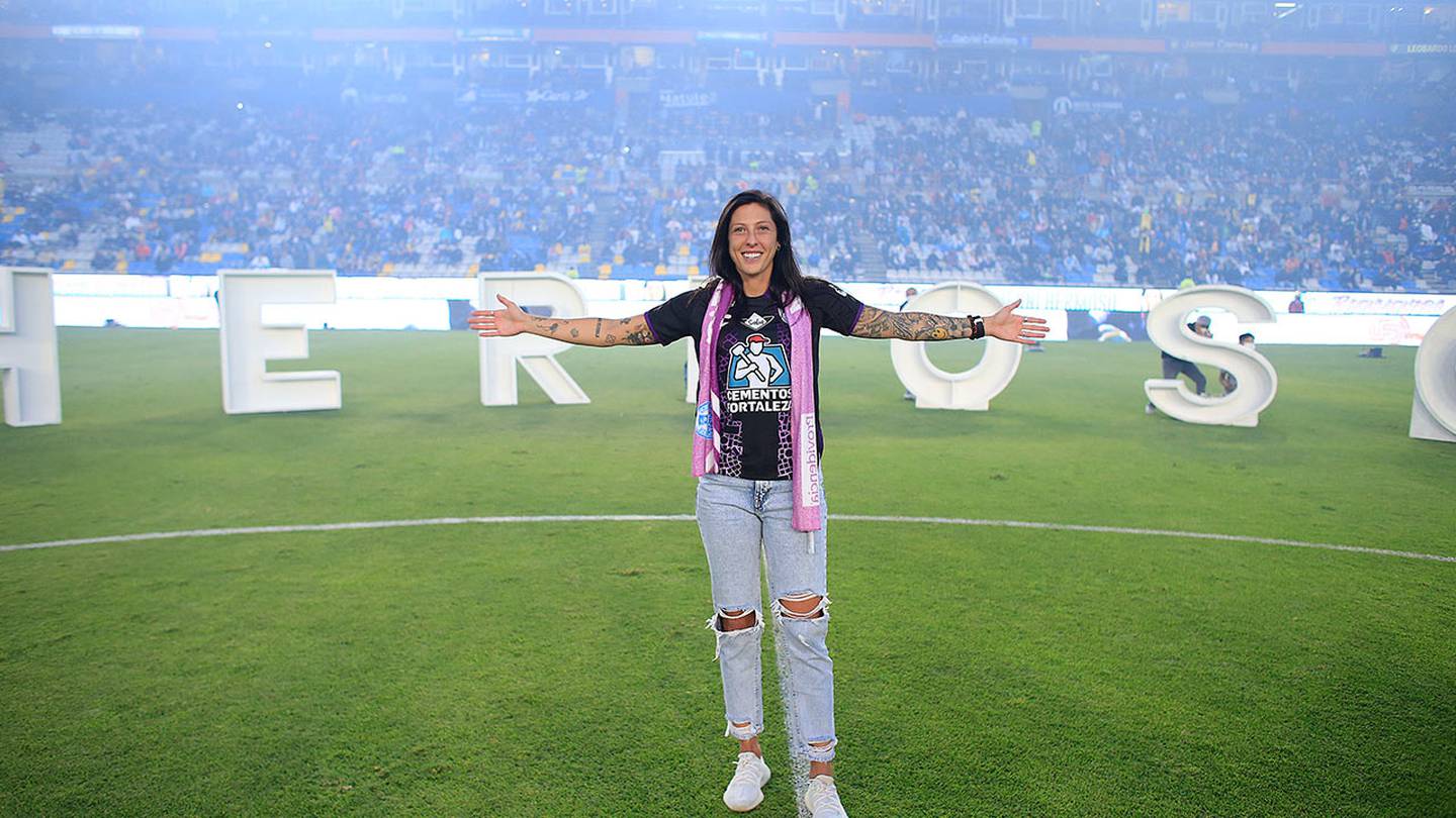 Jenni Hermoso fue presentada en el Estadio Hidalgo.