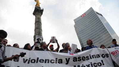 Senadores demócratas condenan violencia contra periodistas en México en plena visita de AMLO