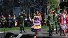 Los soldados bailaron con botas para el presidente
