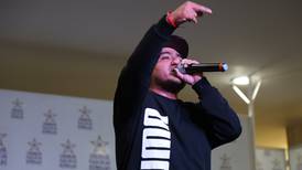 El rapero mexicano ‘Aczino’ plasma sus huellas en Galerías Plaza de las Estrellas