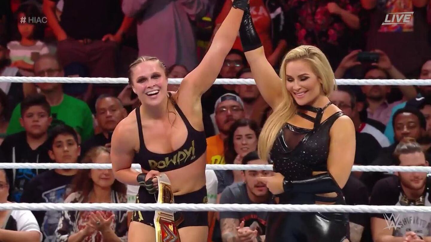 ¡Y con costillas fracturadas! Ronda Rousey retuvo el título femenil de RAW