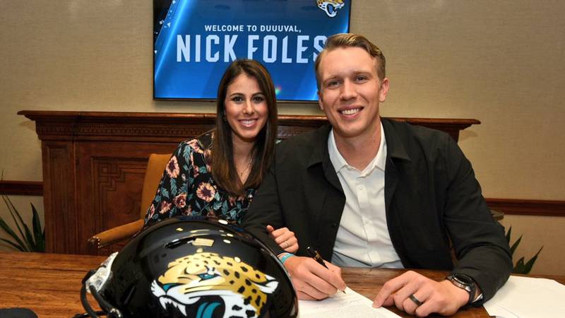 ¡Ya firmó! Nick Foles oficialmente se convirtió en el nuevo quarterback de los Jaguars