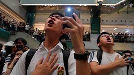 Manifestantes de Hong Kong mantienen las protestas... cantando