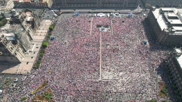 AMLO ‘concede deseo’ a Xóchitl: Bandera se izará en el Zócalo para la ‘Marea Rosa’