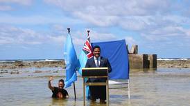 Con el agua hasta las rodillas, ministro de Tuvalu hace denuncia ante la COP26