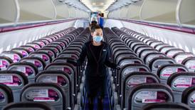 Brote de contagios de COVID-19 en un vuelo apoya el exigir uso de cubrebocas en EU