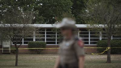Tiroteo en escuela de Texas: Policía acepta que ‘fue una decisión equivocada’ no entrar en el salón 