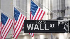 Wall Street cierra en números rojos; teme a recesión en EU