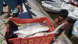 Ebrard defiende a pescadores mexicanos ante prohibición de EU de entrar a algunos puertos