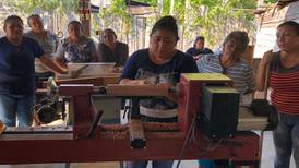 Mujeres mayas le dan 'nueva vida' a la madera para fabricar muebles en Quintana Roo