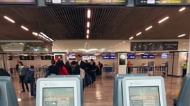 Paro de sobrecargos retrasa vuelos de Viva Aerobús en varios aeropuertos 