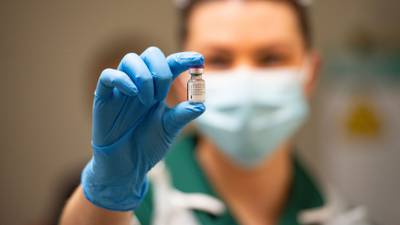 Vacuna contra COVID-19 de Pfizer es eficaz y no hay riesgos, señala la FDA de Estados Unidos